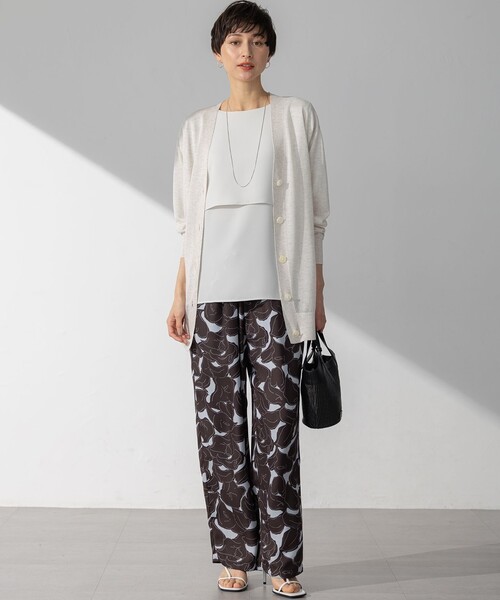 23区（ニジュウサンク）の「【CanCam10月号掲載/CLASSY.10月号掲載】シャイニーシアー カーディガン（カーディガン/ボレロ・レディース・ライトグレー系/ダークブラウン系/ベージュ系/ブラック系/ピンク系・38）」の6枚目の写真