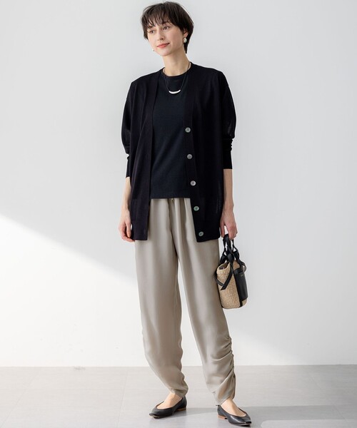 23区（ニジュウサンク）の「【CanCam10月号掲載/CLASSY.10月号掲載】シャイニーシアー カーディガン（カーディガン/ボレロ・レディース・ライトグレー系/ダークブラウン系/ベージュ系/ブラック系/ピンク系・38）」の8枚目の写真