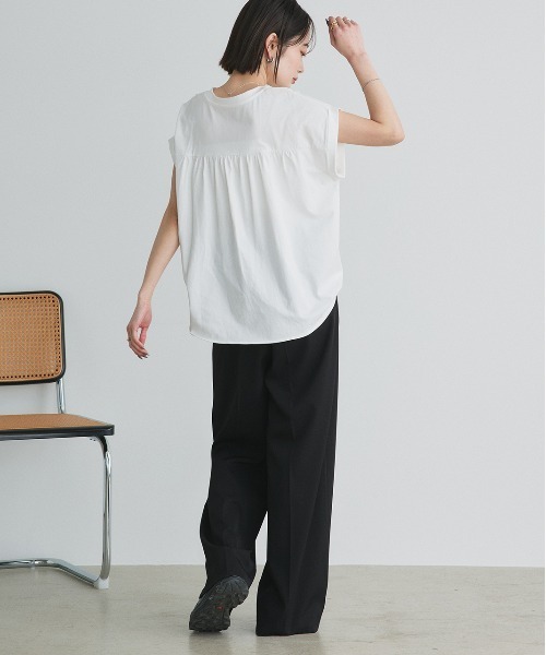 ad thie(アドティエ)の「バックギャザー フレンチスリーブ Tシャツ(Tシャツ/カットソー・レディース・チャコール/ネイビー/オフホワイト/ナチュラル/ブラック・FREE)」の7枚目の写真