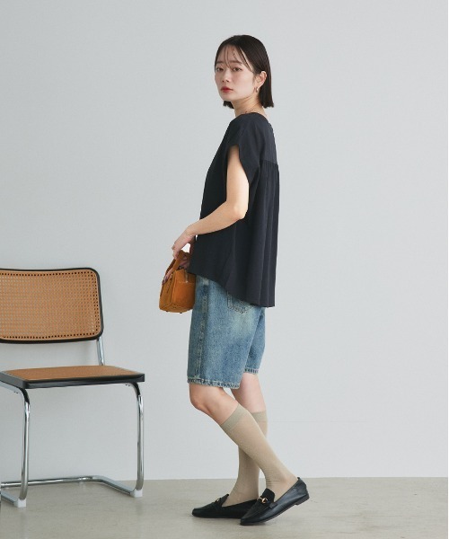 ad thie(アドティエ)の「バックギャザー フレンチスリーブ Tシャツ(Tシャツ/カットソー・レディース・チャコール/ネイビー/オフホワイト/ナチュラル/ブラック・FREE)」の19枚目の写真