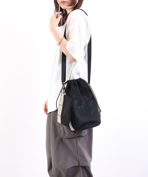 COOCO(クーコ)の「オリジナルテープハンドル×メッシュ素材巾着ショルダーバッグ(ショルダーバッグ・レディース・ホワイト/ブルー/グレー/ブラック・FREE)」の1枚目の写真