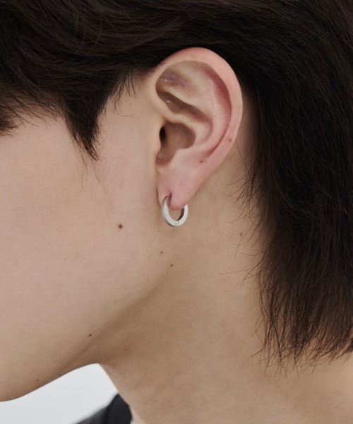 WYZ surgical stainless(ダブリューワイジィーサージカルステンレス)の「【 金属アレルギー対応 】シンプルフープピアス サージカルステンレス (両耳用)直径13mm, 幅2.5mm(ピアス(両耳用)・メンズ・ゴールド/ブラック/シルバー・FREE)」の3枚目の写真