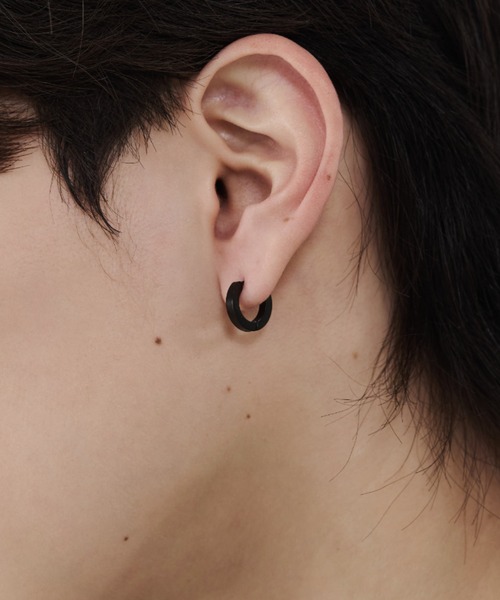 WYZ surgical stainless(ダブリューワイジィーサージカルステンレス)の「【 金属アレルギー対応 】シンプルフープピアス サージカルステンレス (両耳用)直径13mm, 幅2.5mm(ピアス(両耳用)・メンズ・ゴールド/ブラック/シルバー・FREE)」の2枚目の写真