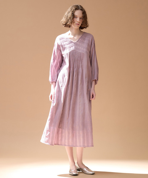 LOGEMENT DE CLAIRE（ロジュモンドクレール）の「【LOURMARIN】Vネックタックワンピース（ワンピース・レディース・ライトベージュ/ラベンダー/ライトグレー・FREE）」の3枚目の写真