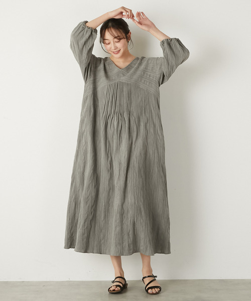 LOGEMENT DE CLAIRE（ロジュモンドクレール）の「【LOURMARIN】Vネックタックワンピース（ワンピース・レディース・ライトベージュ/ラベンダー/ライトグレー・FREE）」の2枚目の写真