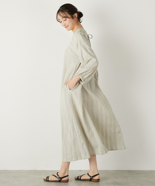 LOGEMENT DE CLAIRE（ロジュモンドクレール）の「【LOURMARIN】Vネックタックワンピース（ワンピース・レディース・ライトベージュ/ラベンダー/ライトグレー・FREE）」の4枚目の写真
