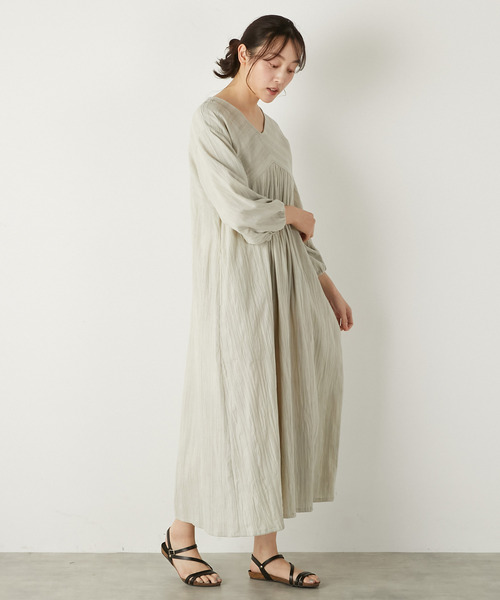 LOGEMENT DE CLAIRE（ロジュモンドクレール）の「【LOURMARIN】Vネックタックワンピース（ワンピース・レディース・ライトベージュ/ラベンダー/ライトグレー・FREE）」の6枚目の写真