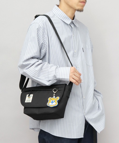 UCLA(ユーシーエルエー)の「UCLA 縦型 フラップ ミニショルダーバッグ ジョー ラバーチャーム付き(ショルダーバッグ・メンズ・ブラック・FREE)」の13枚目の写真