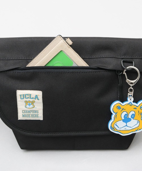 UCLA(ユーシーエルエー)の「UCLA 縦型 フラップ ミニショルダーバッグ ジョー ラバーチャーム付き(ショルダーバッグ・メンズ・ブラック・FREE)」の5枚目の写真