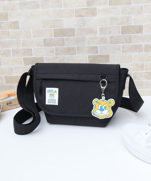 UCLA(ユーシーエルエー)の「UCLA 縦型 フラップ ミニショルダーバッグ ジョー ラバーチャーム付き(ショルダーバッグ・メンズ・ブラック・FREE)」の11枚目の写真