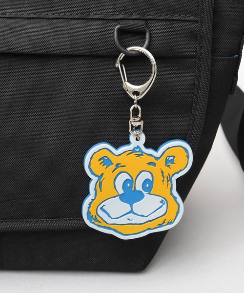 UCLA(ユーシーエルエー)の「UCLA 縦型 フラップ ミニショルダーバッグ ジョー ラバーチャーム付き(ショルダーバッグ・メンズ・ブラック・FREE)」の20枚目の写真
