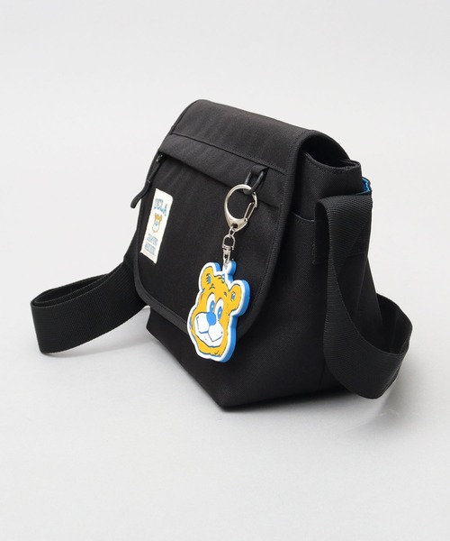 UCLA(ユーシーエルエー)の「UCLA 縦型 フラップ ミニショルダーバッグ ジョー ラバーチャーム付き(ショルダーバッグ・メンズ・ブラック・FREE)」の17枚目の写真