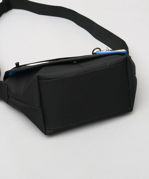 UCLA(ユーシーエルエー)の「UCLA 縦型 フラップ ミニショルダーバッグ ジョー ラバーチャーム付き(ショルダーバッグ・メンズ・ブラック・FREE)」の15枚目の写真