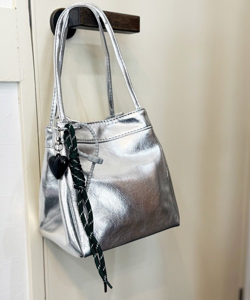 NOLITA LABORATORY(ノリータラボラトリー)の「【 NOLITA / ノリータ 】チャーム付き ミニ トートバッグ(トートバッグ・レディース・シルバー/シルバー系その他/ブラック・FREE)」の4枚目の写真