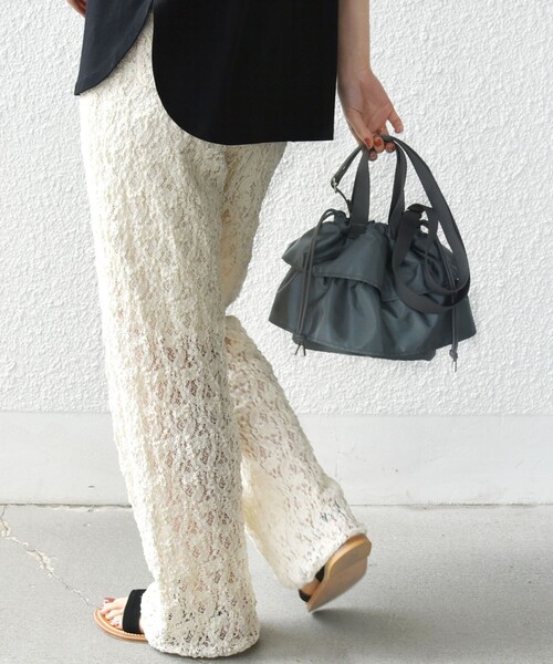 SHIPS（シップス）の「【WEB限定】チャーム 付き フリル 巾着 ショルダー（ショルダーバッグ・レディース・ブラウン/ブラック/グレー/ベージュ・ONE SIZE）」の20枚目の写真