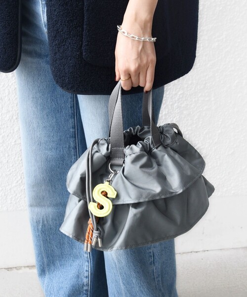 SHIPS（シップス）の「【WEB限定】チャーム 付き フリル 巾着 ショルダー（ショルダーバッグ・レディース・ブラウン/ブラック/グレー/ベージュ・ONE SIZE）」の17枚目の写真