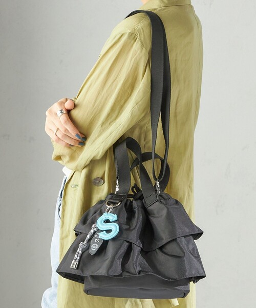 SHIPS（シップス）の「【WEB限定】チャーム 付き フリル 巾着 ショルダー（ショルダーバッグ・レディース・ブラウン/ブラック/グレー/ベージュ・ONE SIZE）」の11枚目の写真