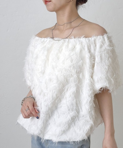 COLONY 2139(コロニートゥーワンスリーナイン)の「フリンジジャガード5分袖オフショルトップス(その他トップス・レディース・ホワイト/ブラック/ピンク・FREE)」の2枚目の写真