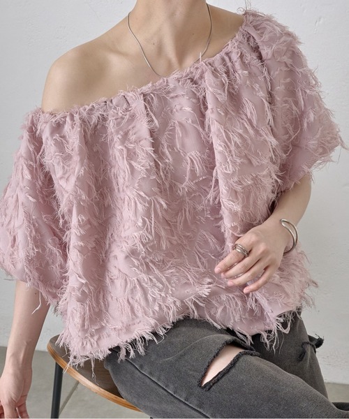 COLONY 2139(コロニートゥーワンスリーナイン)の「フリンジジャガード5分袖オフショルトップス(その他トップス・レディース・ホワイト/ブラック/ピンク・FREE)」の3枚目の写真