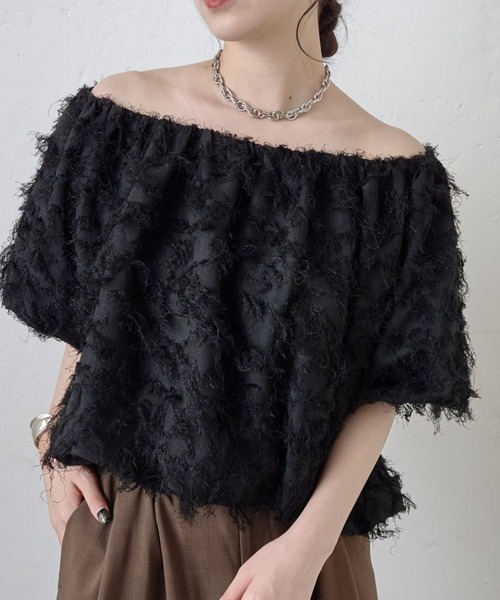 COLONY 2139(コロニートゥーワンスリーナイン)の「フリンジジャガード5分袖オフショルトップス(その他トップス・レディース・ホワイト/ブラック/ピンク・FREE)」の1枚目の写真