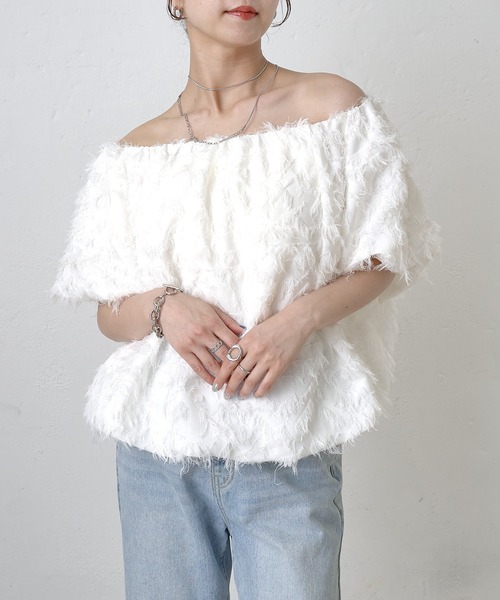 COLONY 2139(コロニートゥーワンスリーナイン)の「フリンジジャガード5分袖オフショルトップス(その他トップス・レディース・ホワイト/ブラック/ピンク・FREE)」の4枚目の写真