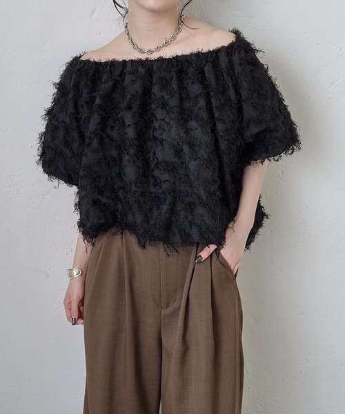 COLONY 2139(コロニートゥーワンスリーナイン)の「フリンジジャガード5分袖オフショルトップス(その他トップス・レディース・ホワイト/ブラック/ピンク・FREE)」の15枚目の写真