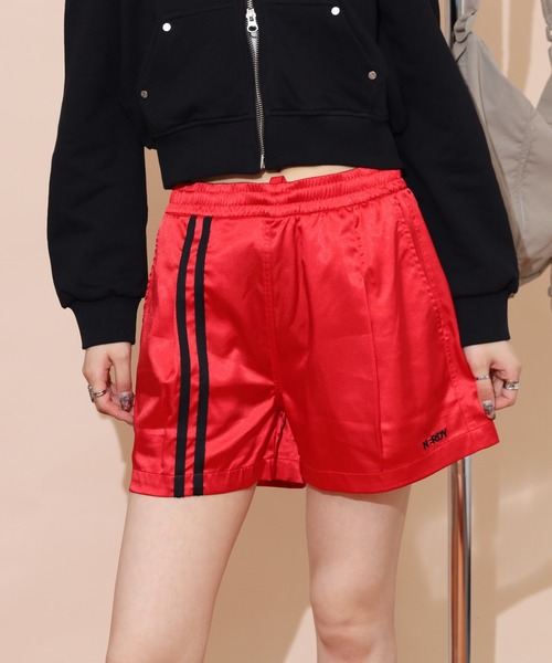 NERDY(ノルディ)の「グロッシートラックショートパンツ(その他パンツ・レディース・シルバー/ブラック/レッド・M/S/SS)」の2枚目の写真