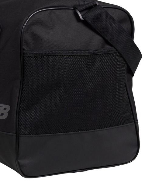 NEW BALANCE(ニューバランス)の「Essential ミディアムダッフルバッグ(ボストンバッグ・メンズ・ネイビー/ブラック・ONE SIZE)」の5枚目の写真