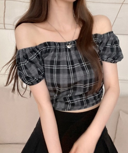 .KOM(ドットコム)の「A'GEM/9 × .kom 『.KOM/ドットケーオーエム』ギンガムチェックオフショルブラウス(Tシャツ/カットソー・レディース・ブラック・FREE)」の4枚目の写真