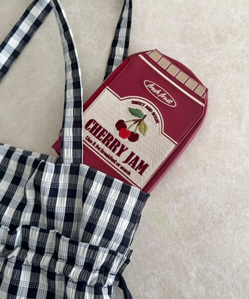 fredy emue(フレディエミュ)の「刺しゅうパッケージポーチ(ポーチ・レディース・マスタード/レッド系その他/グリーン系その他4・FREE)」の3枚目の写真