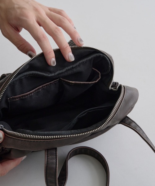 EPNK(イーピーエヌケー)の「Vintage like shoulder bag / ヴィンテージライクショルダーバッグ(ショルダーバッグ・メンズ・ブラウン/チャコールグレー・FREE)」の5枚目の写真