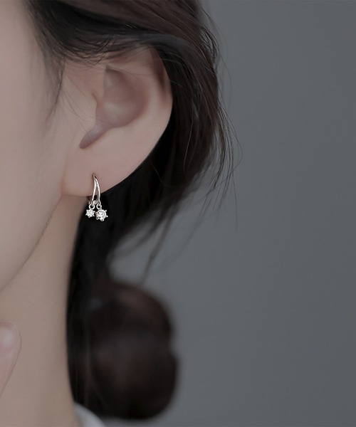 blackdia ocean(ブラックダイヤオーシャン)の「blackdia ocean ツイン ジルコニア フープピアス(ピアス(両耳用)・レディース・ゴールド/シルバー・FREE)」の2枚目の写真