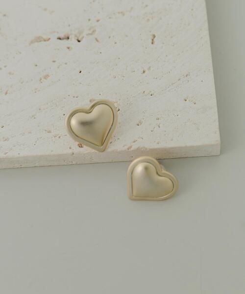 SMELLY(スメリー)の「マットハートイヤリング(イヤリング・レディース・ゴールド・-)」の1枚目の写真