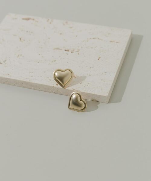 SMELLY(スメリー)の「マットハートイヤリング(イヤリング・レディース・ゴールド・-)」の2枚目の写真