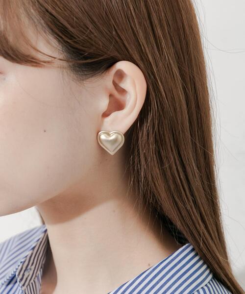 SMELLY(スメリー)の「マットハートイヤリング(イヤリング・レディース・ゴールド・-)」の3枚目の写真