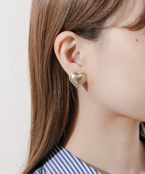 SMELLY(スメリー)の「マットハートイヤリング(イヤリング・レディース・ゴールド・-)」の4枚目の写真