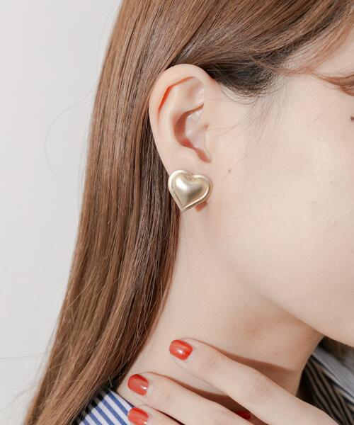 SMELLY(スメリー)の「マットハートイヤリング(イヤリング・レディース・ゴールド・-)」の5枚目の写真