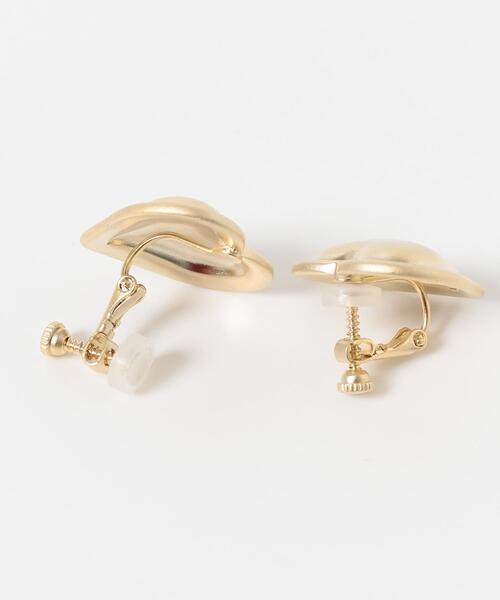 SMELLY(スメリー)の「マットハートイヤリング(イヤリング・レディース・ゴールド・-)」の6枚目の写真