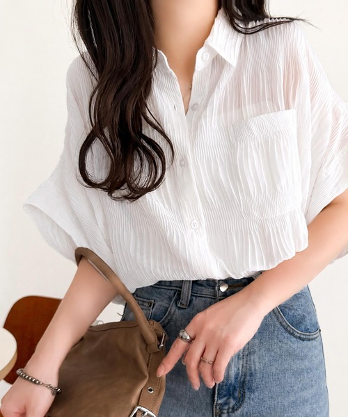 classicalelf(クラシカルエルフ)の「シャーリングの立体感が美しい、大人の抜け感ブラウス。胸ポケット 襟つきシアープリーツブラウス(シャツ/ブラウス・レディース・アイボリー/グレイッシュベージュ/ブラック/オフホワイト/ブルー・X-LARGE/SMALL/MEDIUM/LARGE)」の2枚目の写真