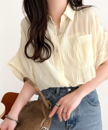 シャーリングの立体感が美しい、大人の抜け感ブラウス。胸ポケット 襟つきシアープリーツブラウス