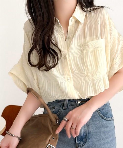 classicalelf(クラシカルエルフ)の「シャーリングの立体感が美しい、大人の抜け感ブラウス。胸ポケット 襟つきシアープリーツブラウス(シャツ/ブラウス・レディース・アイボリー/グレイッシュベージュ/ブラック/オフホワイト/ブルー・X-LARGE/SMALL/MEDIUM/LARGE)」の1枚目の写真