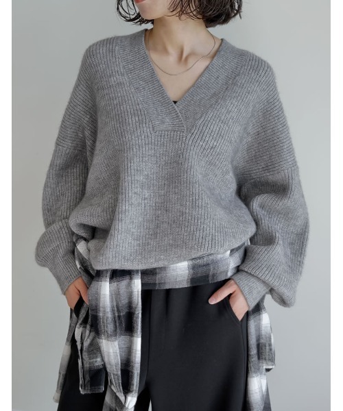 Re:EDIT（リエディ）の「[新色追加][2025AW COLLECTION][静電気防止]深Vネックニットプルオーバー（ニット/セーター・レディース・ボルドー/ブラック/ブラウン/グレー/アイボリー/グリーン・LARGE/MEDIUM）」の16枚目の写真