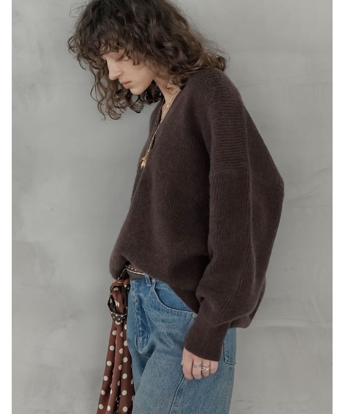 Re:EDIT（リエディ）の「[新色追加][2025AW COLLECTION][静電気防止]深Vネックニットプルオーバー（ニット/セーター・レディース・ボルドー/ブラック/ブラウン/グレー/アイボリー/グリーン・LARGE/MEDIUM）」の21枚目の写真