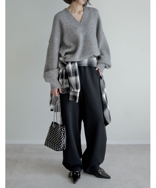 Re:EDIT（リエディ）の「[新色追加][2025AW COLLECTION][静電気防止]深Vネックニットプルオーバー（ニット/セーター・レディース・ボルドー/ブラック/ブラウン/グレー/アイボリー/グリーン・LARGE/MEDIUM）」の14枚目の写真