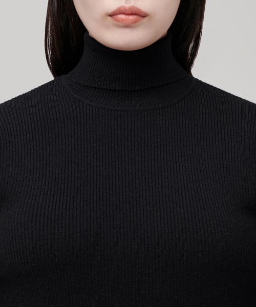 MUSINSA STANDARD WOMAN（ムシンサスタンダードウーマン）の「レディースリブスリムタートルネックニット[ブラック]（ニット/セーター・レディース・その他・SMALL/MEDIUM/LARGE/X-SMALL）」の4枚目の写真