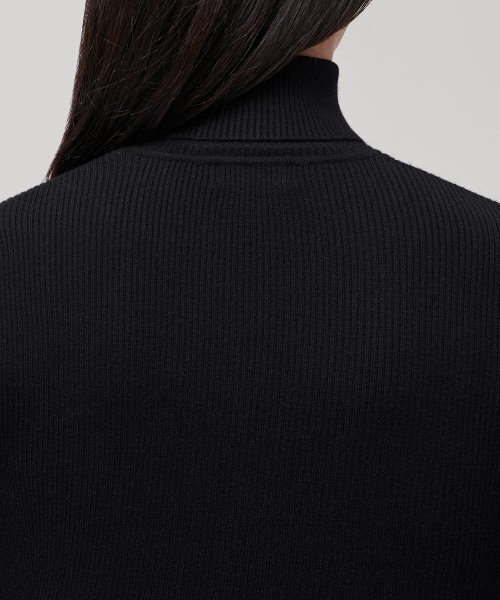 MUSINSA STANDARD WOMAN（ムシンサスタンダードウーマン）の「レディースリブスリムタートルネックニット[ブラック]（ニット/セーター・レディース・その他・SMALL/MEDIUM/LARGE/X-SMALL）」の3枚目の写真