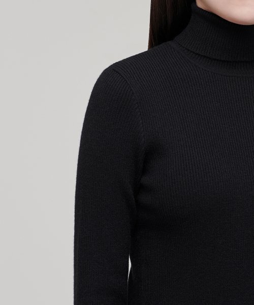 MUSINSA STANDARD WOMAN（ムシンサスタンダードウーマン）の「レディースリブスリムタートルネックニット[ブラック]（ニット/セーター・レディース・その他・SMALL/MEDIUM/LARGE/X-SMALL）」の2枚目の写真