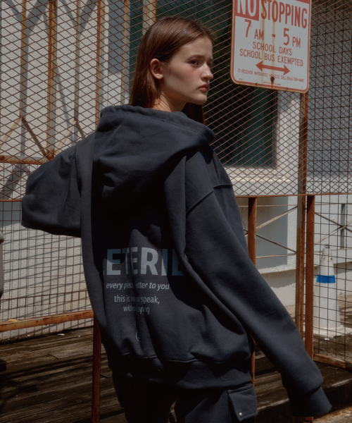 LETERIE（レテリー）の「LETERIE LOGO HOOD ZIP-UP_CHARCOAL（パーカー・レディース・チャコール・FREE）」の2枚目の写真