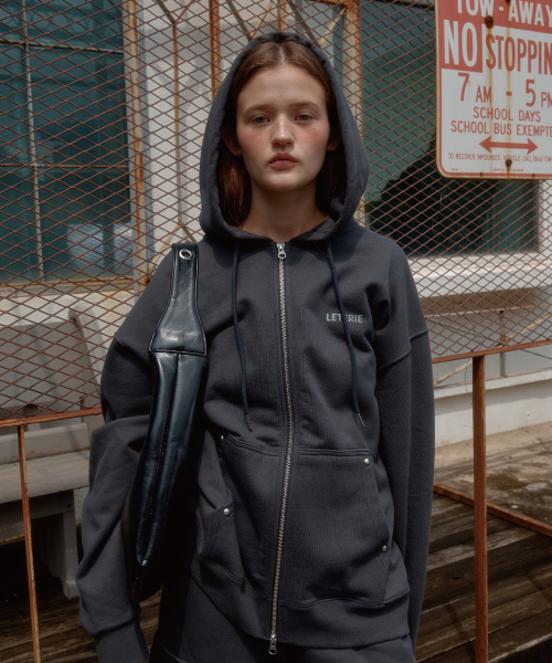 LETERIE（レテリー）の「LETERIE LOGO HOOD ZIP-UP_CHARCOAL（パーカー・レディース・チャコール・FREE）」の3枚目の写真