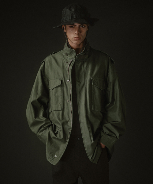 MUSINSA STANDARD（ムシンサスタンダード）の「M-65 フィールドジャケット [カーキ]（ミリタリージャケット・メンズ・その他・MEDIUM/LARGE/X-LARGE/XX-LARGE）」の2枚目の写真